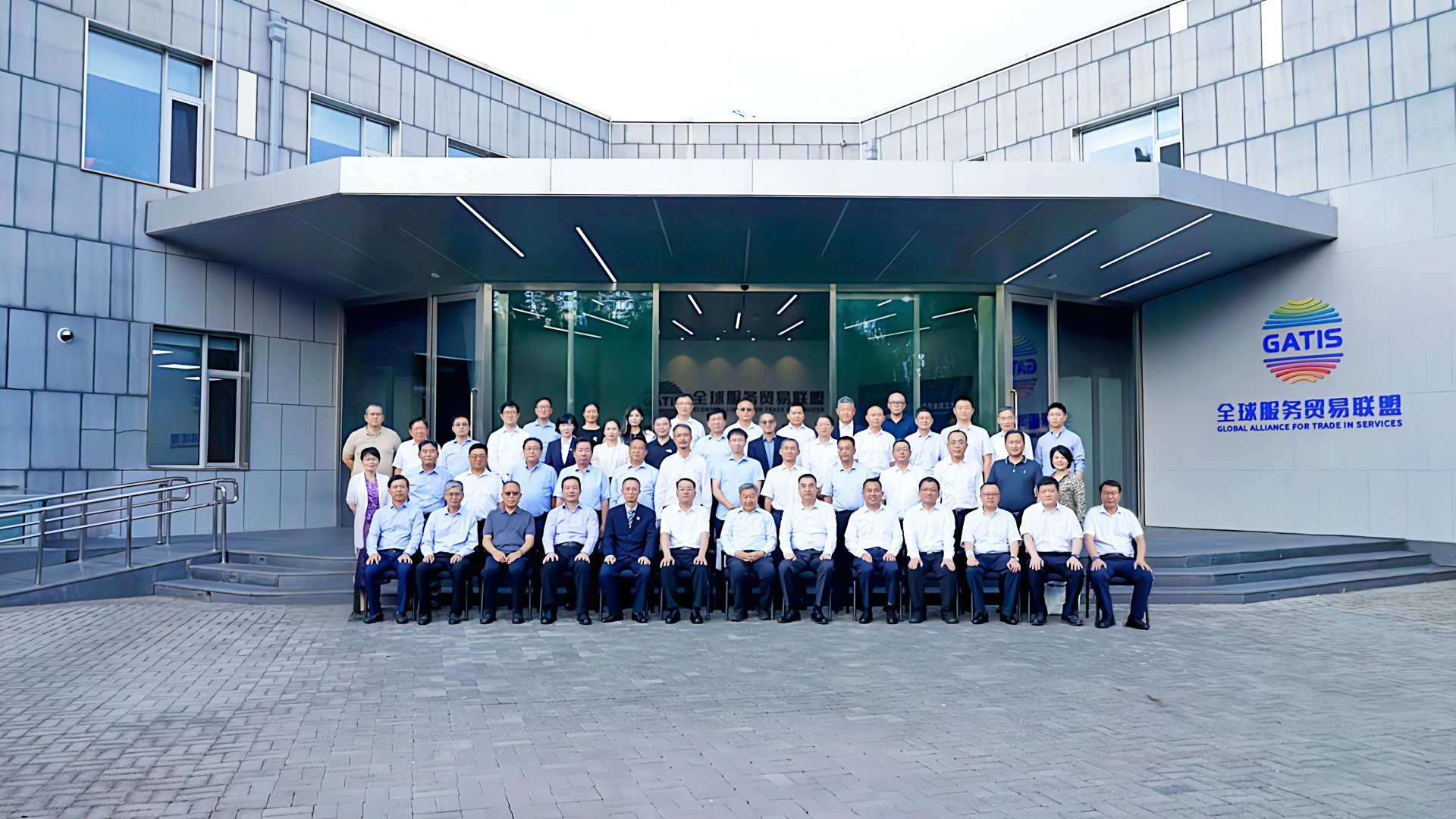 审议通过了《服贸联盟航空业委员会主任