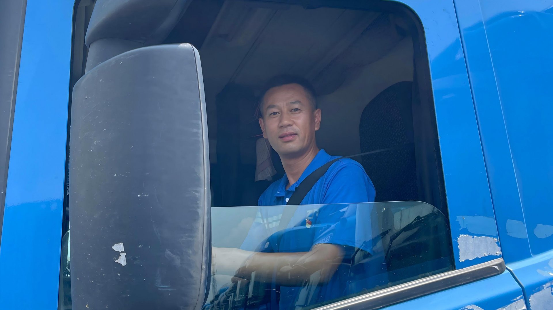 与战友冲锋一线守护群众财产