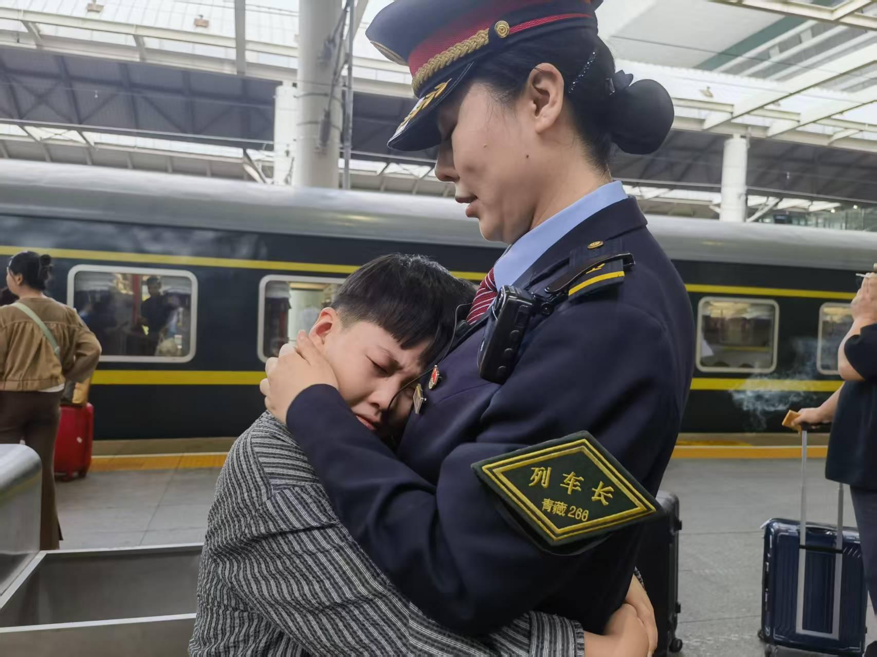 是她久未见面的儿子